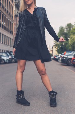 Güzel kız şehir sokaklarda poz