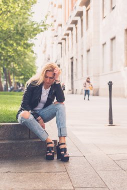 Güzel kız şehir sokaklarda poz