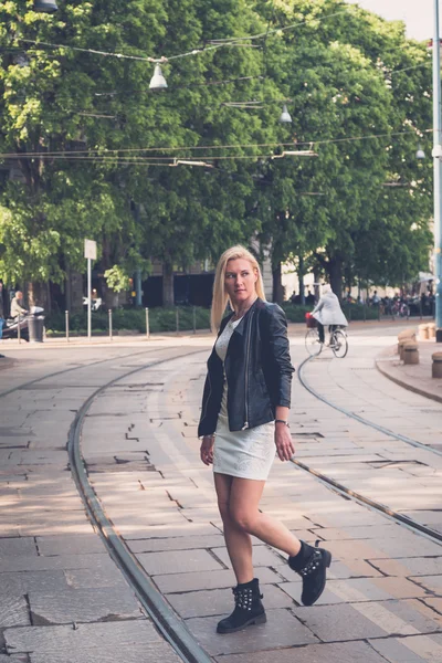 Красивая девушка позирует на улицах города — стоковое фото