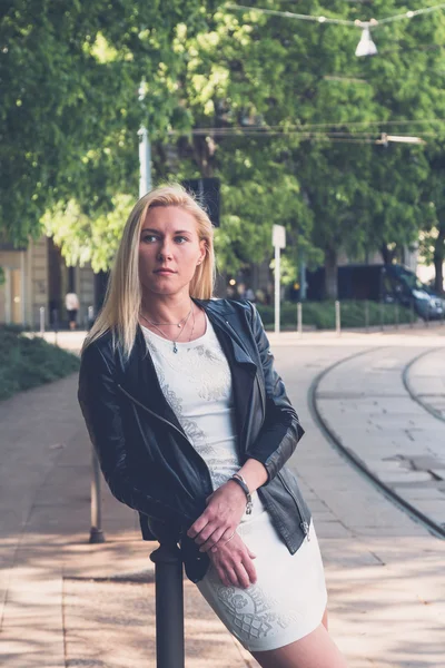 Beautiful girl posing in the city streets — Stock Photo, Image