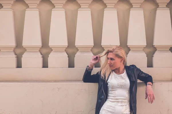 Beautiful girl posing in the city streets — Stock Photo, Image