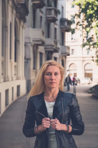 Belle fille posant dans les rues de la ville — Photo