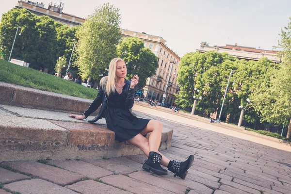 Hermosa chica fumando en las calles de la ciudad —  Fotos de Stock