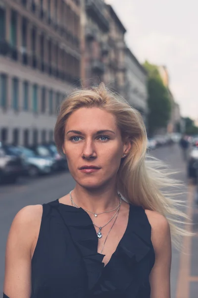 Mooi meisje poseren in de straten van de stad — Stockfoto