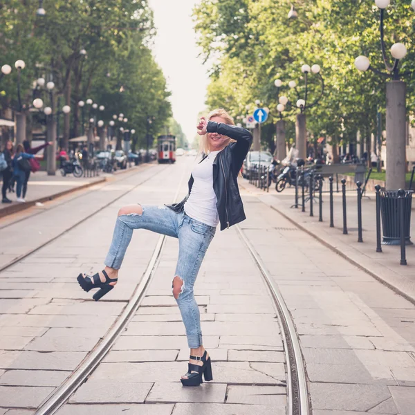 Beautiful girl posing in the city streets — Stock Photo, Image