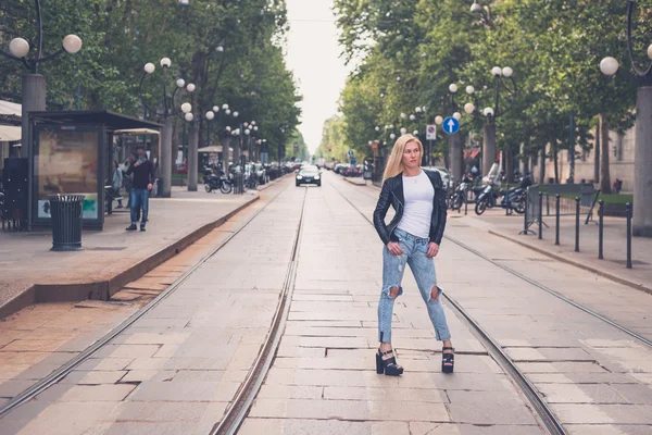 Belle fille posant dans les rues de la ville — Photo