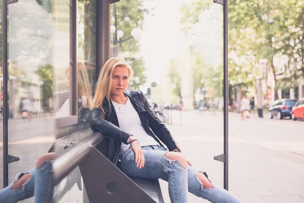 Schöne Mädchen posiert in den Straßen der Stadt — Stockfoto