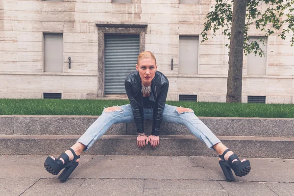 Beautiful girl posing in the city streets — Stock Photo, Image