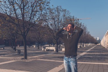 Genç adam bir kentsel bağlamda poz