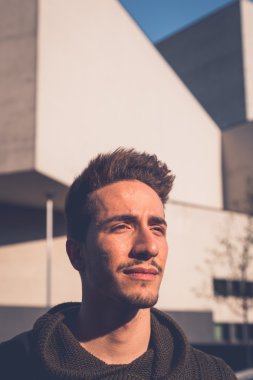 Genç adam bir kentsel bağlamda poz