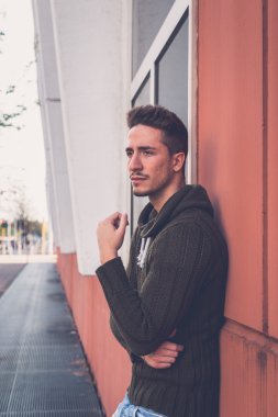 Genç adam bir kentsel bağlamda poz