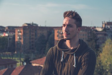 Genç adam bir kentsel bağlamda poz