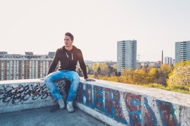 Genç adam bir kentsel bağlamda poz