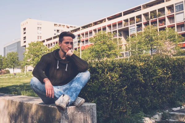 Jovem posando em um contexto urbano — Fotografia de Stock