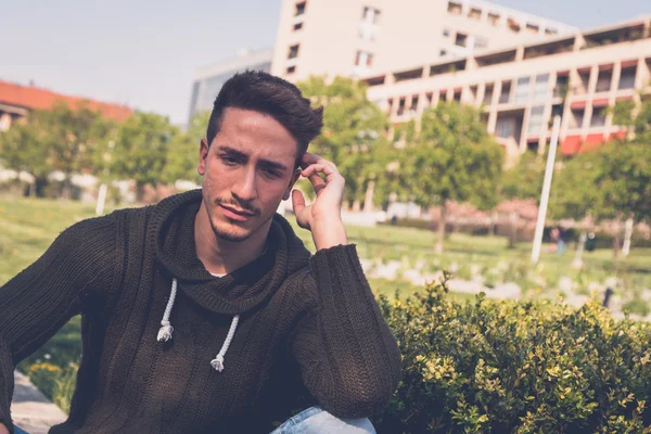 Joven posando en un contexto urbano — Foto de Stock