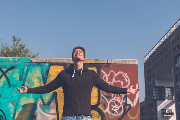 Jovem posando em um contexto urbano — Fotografia de Stock