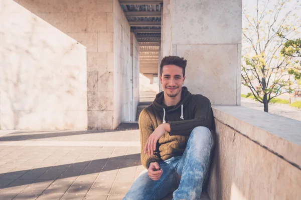 Joven posando en un contexto urbano — Foto de Stock