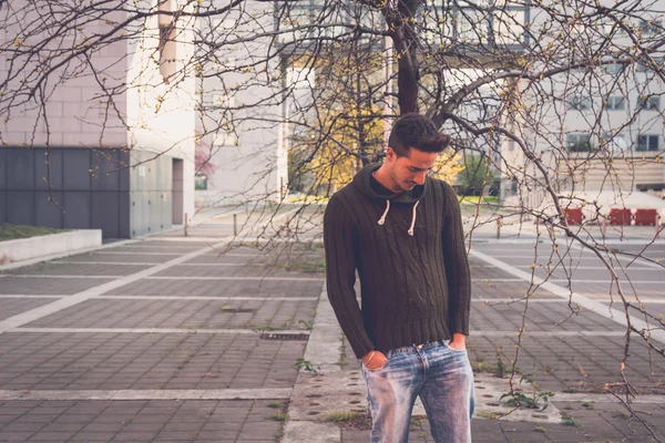 Jonge man poseren in een stedelijke context — Stockfoto