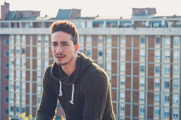 Jovem posando em um contexto urbano — Fotografia de Stock