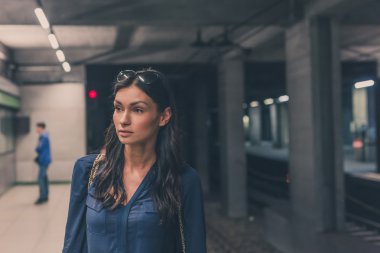 Bir metro istasyonu poz güzel kız