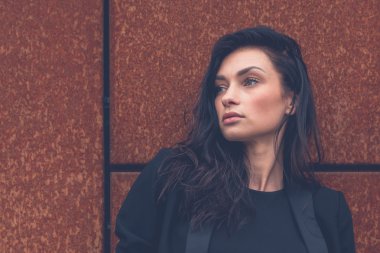 Güzel kız şehir sokaklarda poz