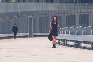 Güzel kız bir kentsel bağlamda poz