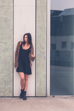 Güzel kız bir kentsel bağlamda poz