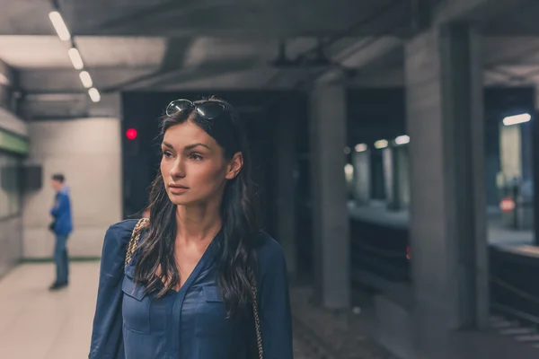 Krásná dívka pózuje v stanici metra — Stock fotografie