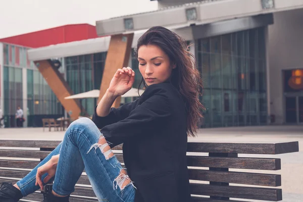 Hermosa chica posando en un banco — Foto de Stock