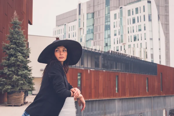 Bella ragazza in posa in un contesto urbano — Foto Stock