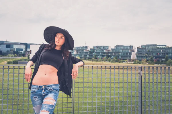 Beautiful girl posing in an urban context — Stock Photo, Image