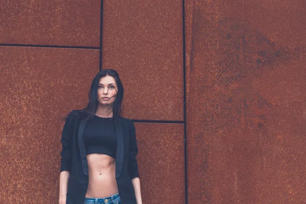 Menina bonita posando nas ruas da cidade — Fotografia de Stock