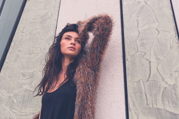 Beautiful girl posing in an urban context — Stock Photo, Image