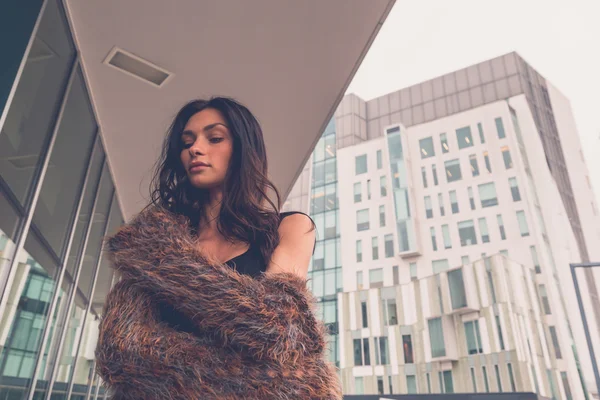 Beautiful girl posing in an urban context — Stock Photo, Image