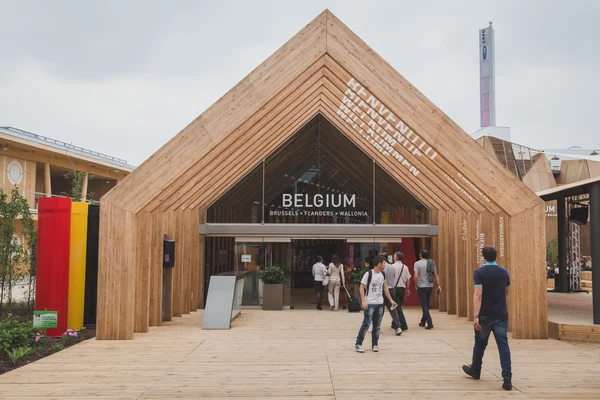 Pessoas que visitam pavilhão da Bélgica na Expo 2105 em Milão, Itália — Fotografia de Stock