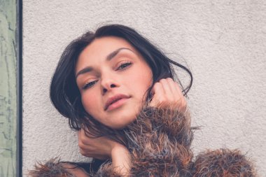 Güzel kız bir kentsel bağlamda poz