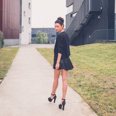 Güzel kız bir kentsel bağlamda poz