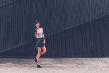 Güzel kız bir kentsel bağlamda poz