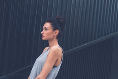 Güzel kız bir kentsel bağlamda poz