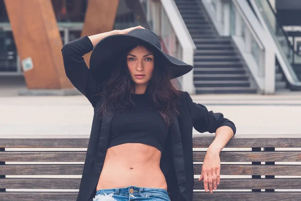 Hermosa chica posando en un banco — Foto de Stock