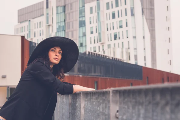 Beautiful girl posing in an urban context — Stock Photo, Image