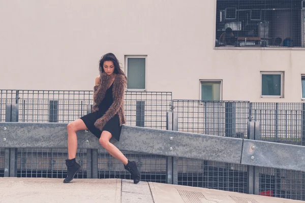 Vacker flicka poserar i en stadsmiljö — Stockfoto