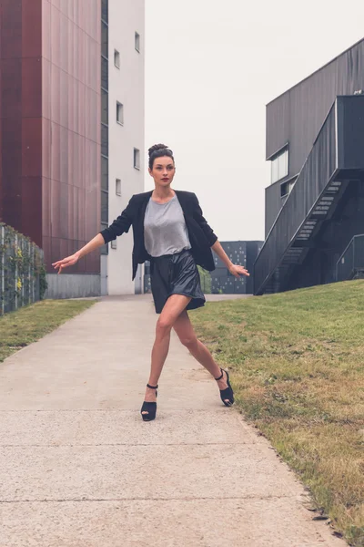 Beautiful girl posing in an urban context — Stock Photo, Image