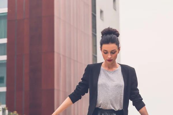 Beautiful girl posing in an urban context — Stock Photo, Image