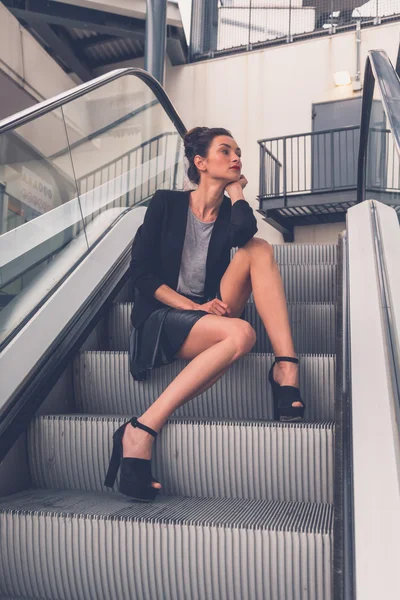 Hermosa chica posando en una escalera mecánica — Foto de Stock