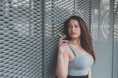 Bir sigara bir kentsel bağlamda güzel curvy kız