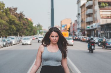 Bir kentsel bağlamda poz güzel curvy kız