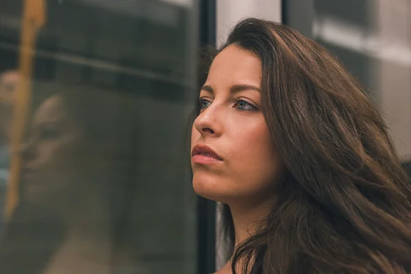 Schöne kurvige Mädchen posiert in einem U-Bahn-Auto — Stockfoto