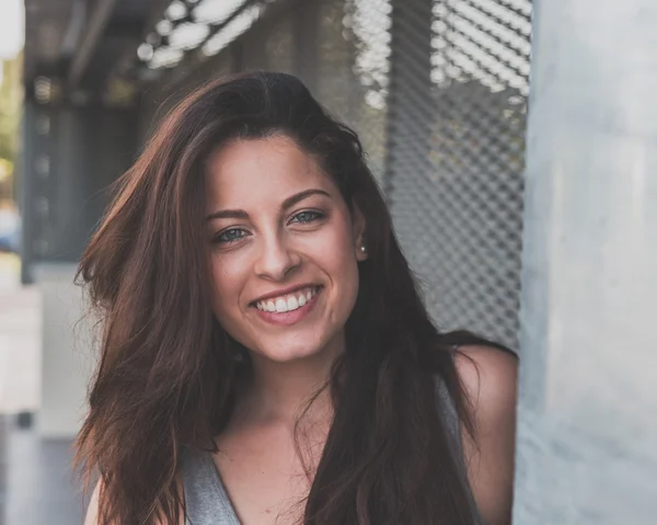 Beautiful curvy girl posing in an urban context — Stock Photo, Image