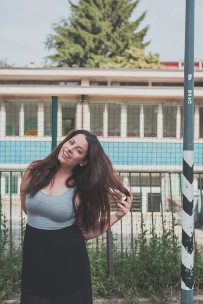 Beautiful curvy girl posing in an urban context — Stock Photo, Image